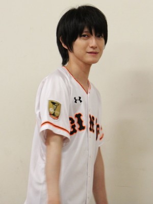 「巨人対ヤクルト戦」始球式に登場した本郷奏多