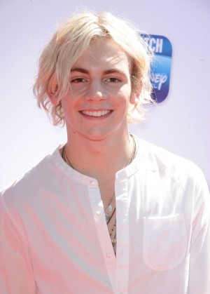 ロス・リンチ、LAで開催された『ティーン・ビーチ 2』プレミアにて