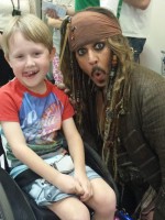 ジョニー・デップ、ジャック・スパロウ姿で小児病院を訪問
