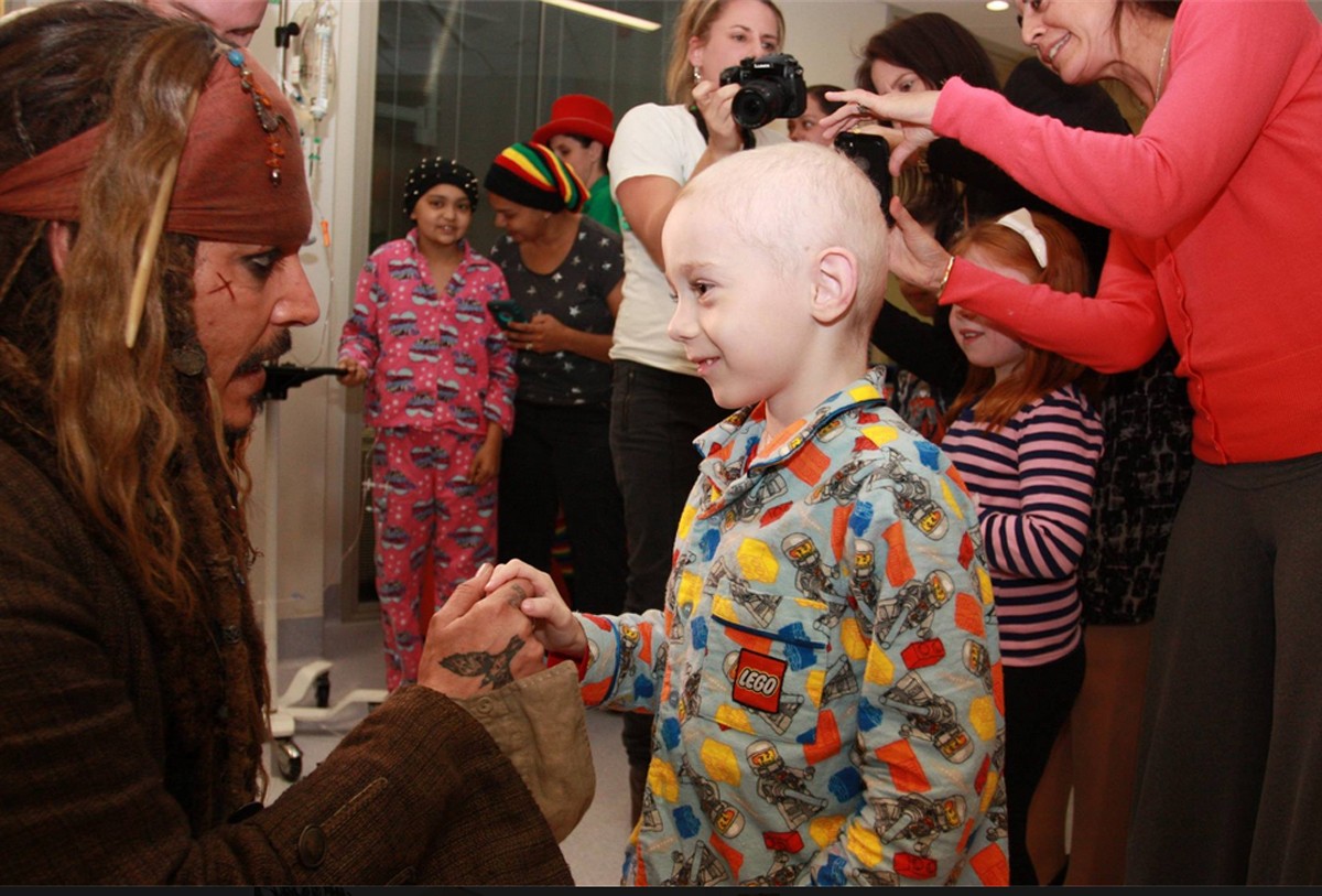 ジョニー・デップ、ジャック・スパロウ姿で小児病院を訪問