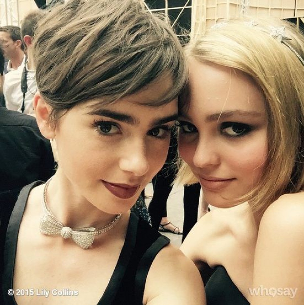 リリー・コリンズ、菊地凜子やジョニデ娘と2ショット