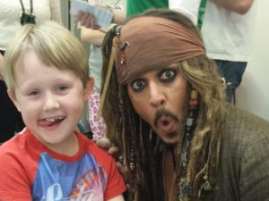 入院中のマックス君とおどけた表情の“ジャック・スパロウ”