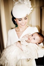 「天使のよう」な英シャーロット王女、母キャサリン妃に抱かれた写真が話題に