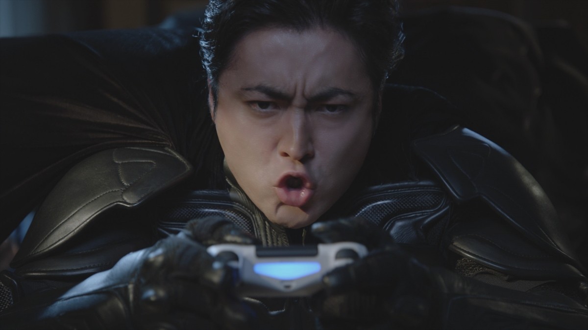 山田孝之“没頭マン”に変身 『バットマン：アーカム・ナイト』CM出演も仕事せず!?