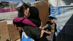 アンジェリーナ・ジョリーと娘シャイロが、シリア人の難民家族を訪問