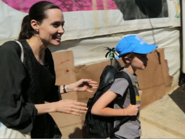 アンジェリーナ・ジョリーと娘シャイロ、シリア人の難民家族を訪問