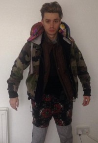 英男性アイドル、重ね着し過ぎて機内で気絶