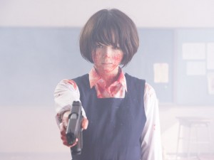 『東京無国籍少女』清野菜名が“血まみれ”のキレキレアクションを披露
