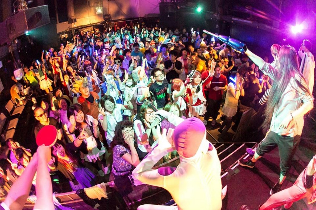 フリーザ芸人＆ハローキティ夢の競演！ピューロランドで“アニソンDJ×ミュージカル”