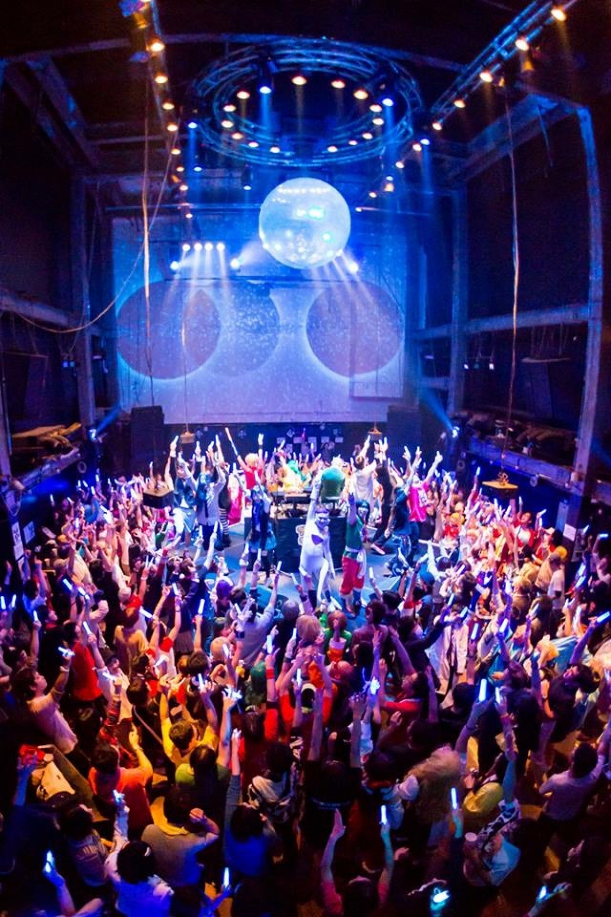 フリーザ芸人＆ハローキティ夢の競演！ピューロランドで“アニソンDJ×ミュージカル”