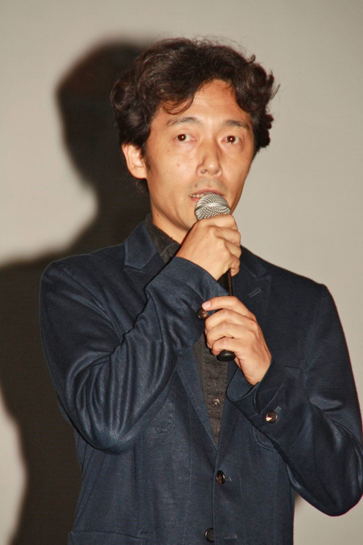 岡田准一、『図書館戦争』男性キャスト陣にモテモテ！福士蒼汰の壁ドンにニヤける