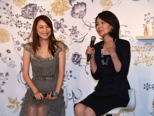 蛯原友里、「ベネフィーク」新商品発表会にて母・真由美さんと