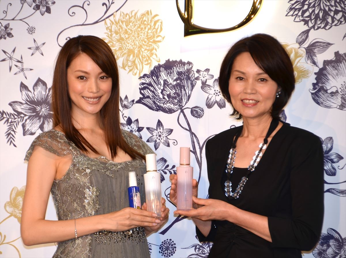 蛯原友里、第一子の性別は「生まれてくるまでの楽しみに」