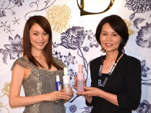 蛯原友里、「ベネフィーク」新商品発表会にて母・真由美さんと