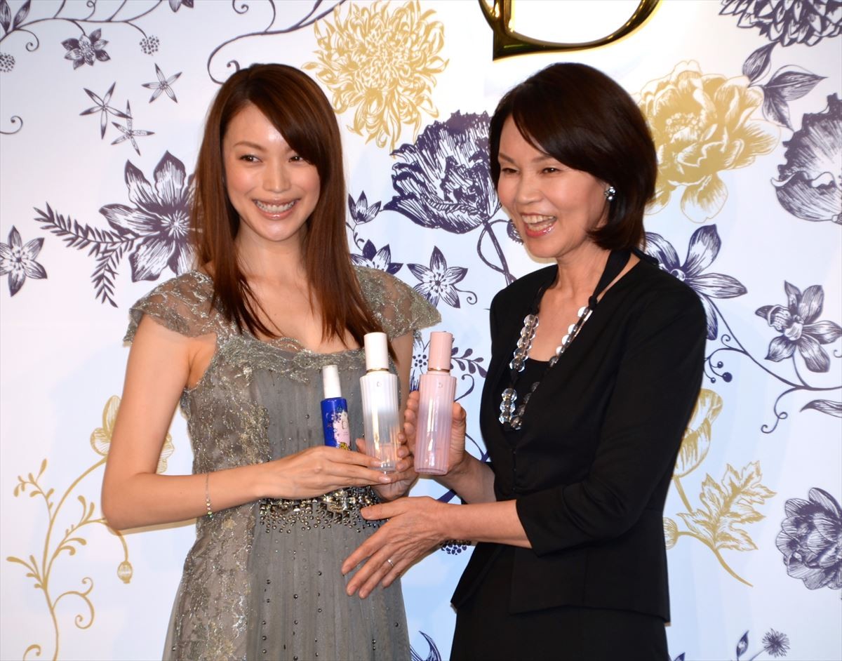蛯原友里、第一子の性別は「生まれてくるまでの楽しみに」