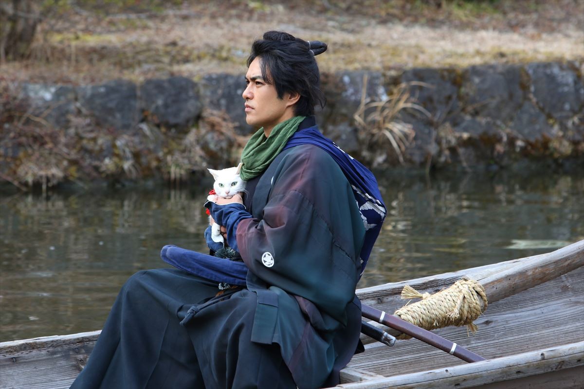 映画『猫侍』萌える新ビジュアル解禁！ 白猫・玉之丞＆黒猫とのラブラブ写真も公開