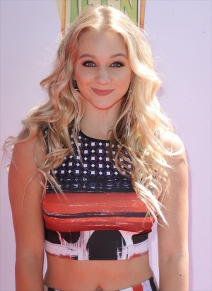 モリー・グレー、LAで開催された『ティーン・ビーチ 2』プレミアにて