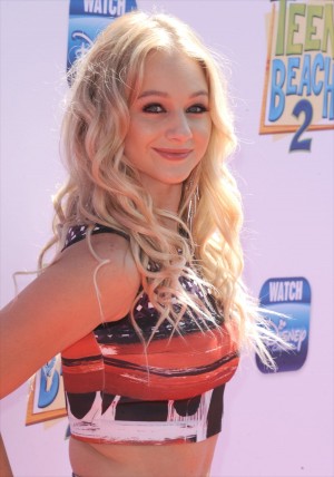 モリー・グレー、LAで開催された『ティーン・ビーチ 2』プレミアにて