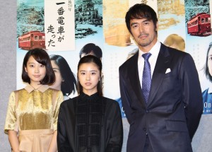 清水くるみ、黒島結菜、阿部寛、『一番電車が走った』会見にて