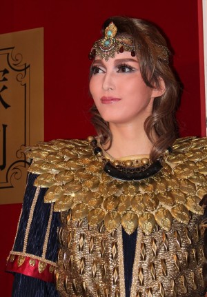 『王家に捧ぐ歌』囲み取材に応じた朝夏まなと