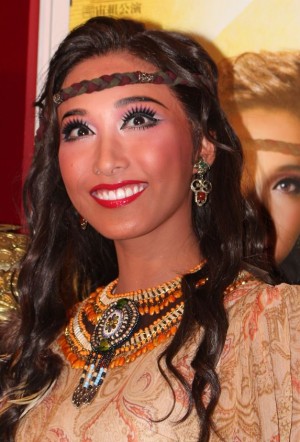 『王家に捧ぐ歌』囲み取材に応じた実咲凜音