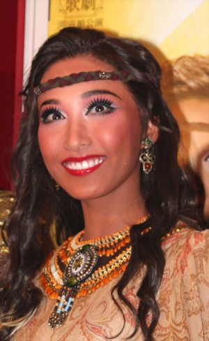 『王家に捧ぐ歌』囲み取材に応じた実咲凜音