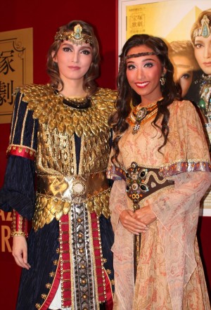 『王家に捧ぐ歌』囲み取材に応じた朝夏まなと・実咲凜音