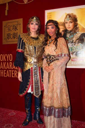 『王家に捧ぐ歌』囲み取材に応じた朝夏まなと・実咲凜音