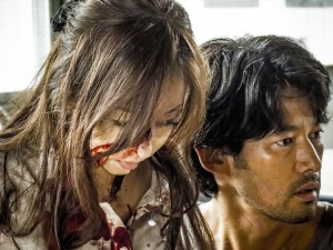 松雪泰子の美しい顔が血まみれに…（『at Homeアットホーム』場面写真より）