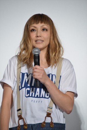 『内村さまぁ～ず THE MOVIE エンジェル』完成披露舞台挨拶に登場した吉村由美（PUFFY）