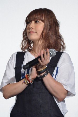 『内村さまぁ～ず THE MOVIE エンジェル』完成披露舞台挨拶に登場した大貫亜美（PUFFY）