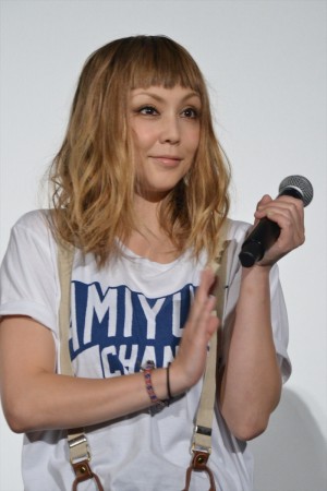 『内村さまぁ～ず THE MOVIE エンジェル』完成披露舞台挨拶に登場した吉村由美（PUFFY）