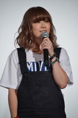 『内村さまぁ～ず THE MOVIE エンジェル』完成披露舞台挨拶に登場した大貫亜美（PUFFY）