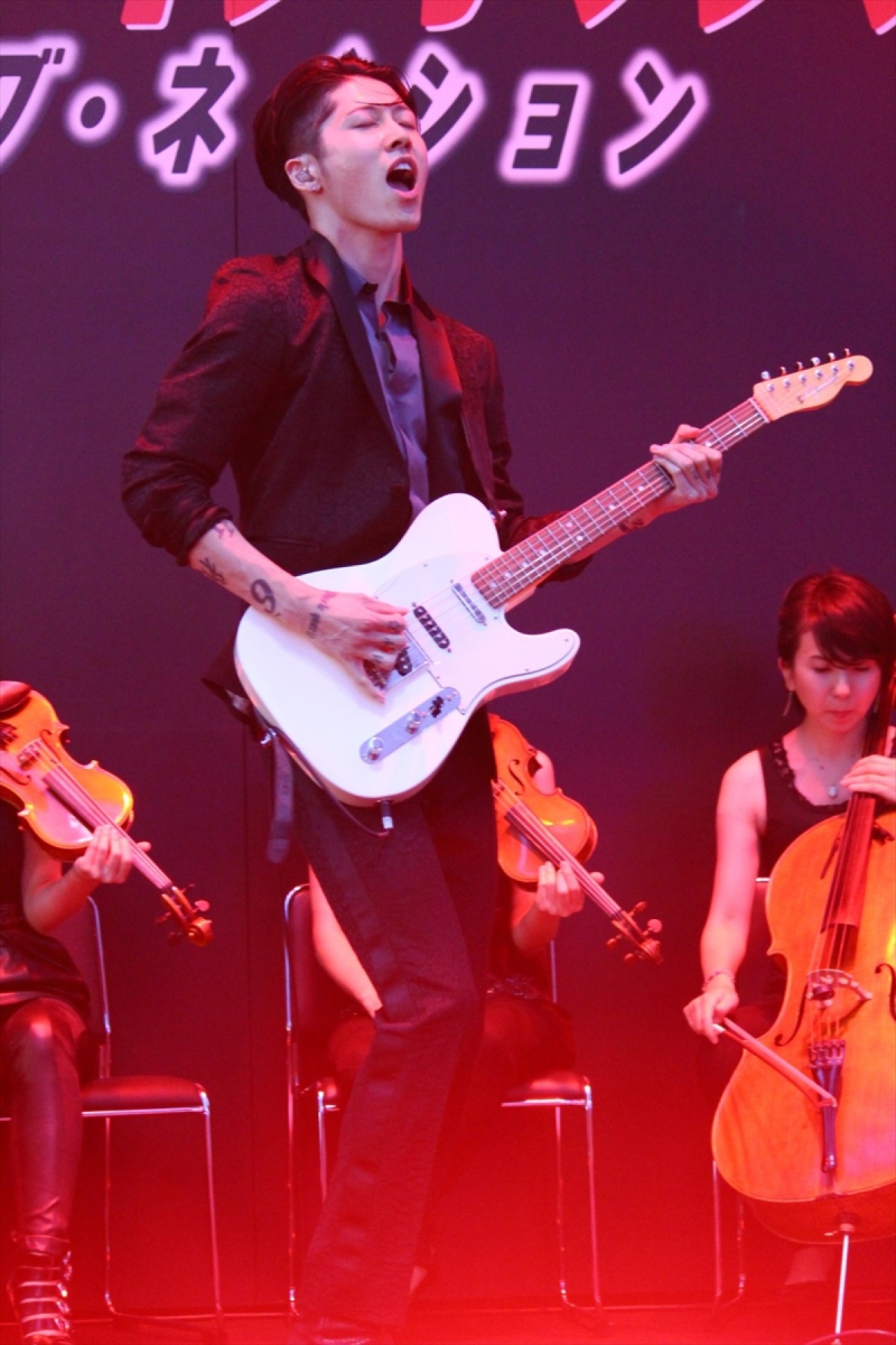 トム・クルーズ、ギタリストMIYAVIの生演奏に興奮「僕もギターの練習してるよ」