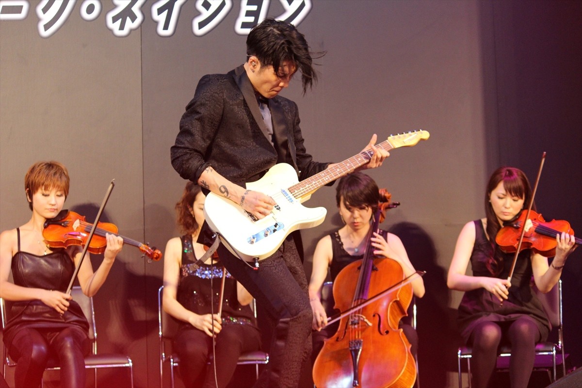 トム・クルーズ、ギタリストMIYAVIの生演奏に興奮「僕もギターの練習してるよ」