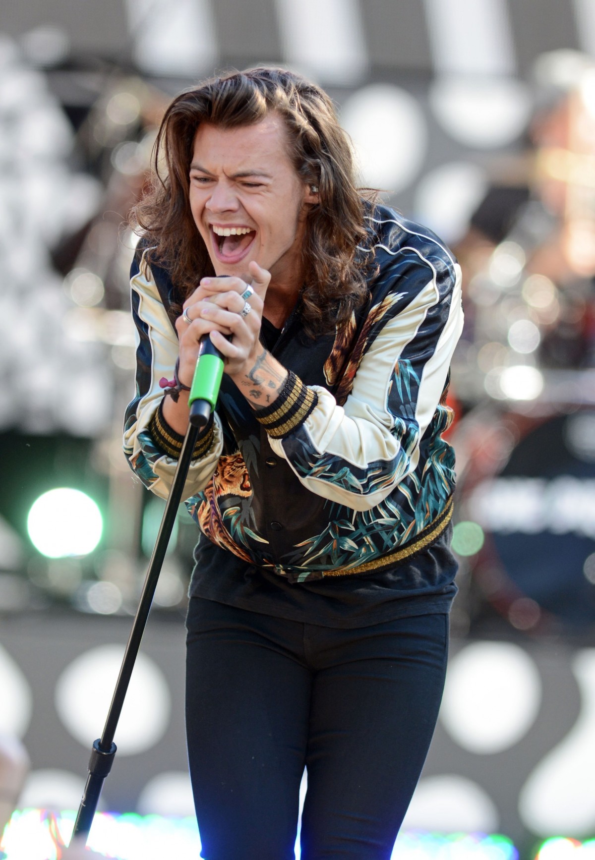 「1D」ルイ・トムリンソン、父親になることについて初めて言及「ワクワクしている」