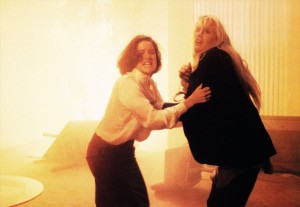 携帯用充電器が “花火のように” 爆発！ 鎮火した女性が手に大やけど