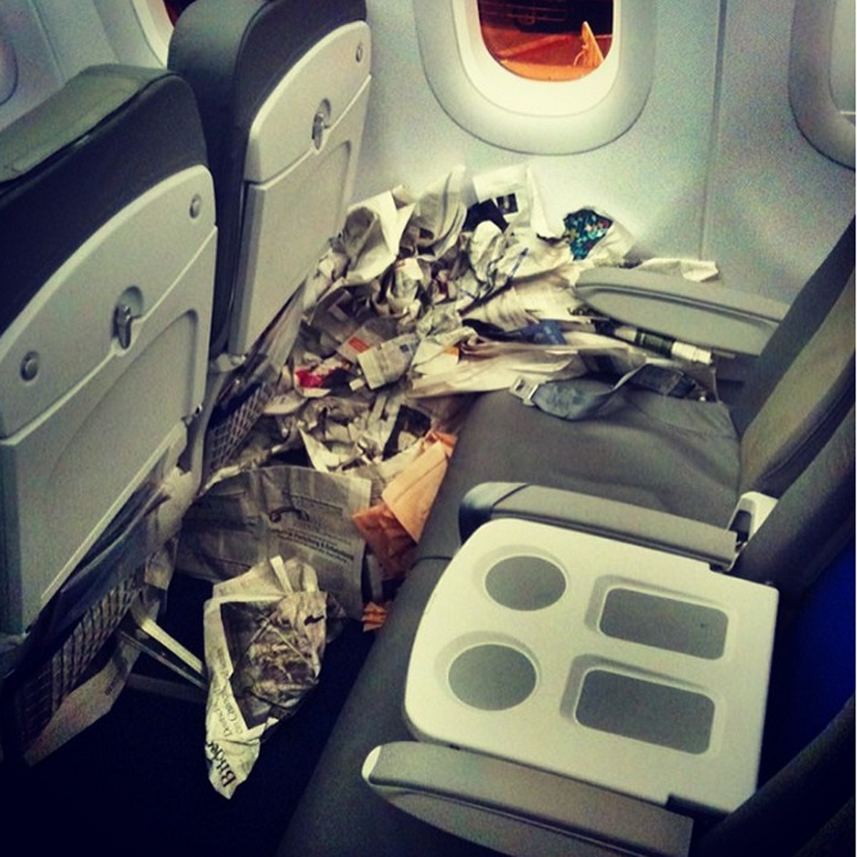 Passenger Shamingに投稿された写真、飛行機の座席に新聞紙が散乱…