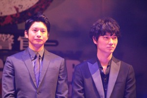 『S －最後の警官－ 奪還 RECOVERY OF OUR FUTURE』完成披露舞台挨拶に登壇した向井理、綾野剛