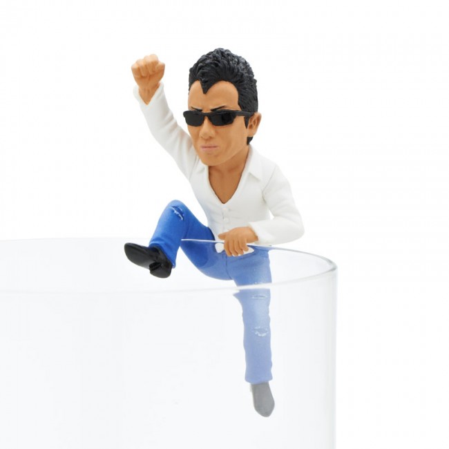 写真）長渕剛、コップのフチで熱いライブ！ 「フィギュアセット」発売