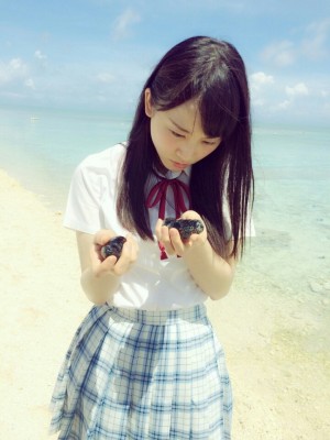 松井玲奈、なまこの生態を観察中