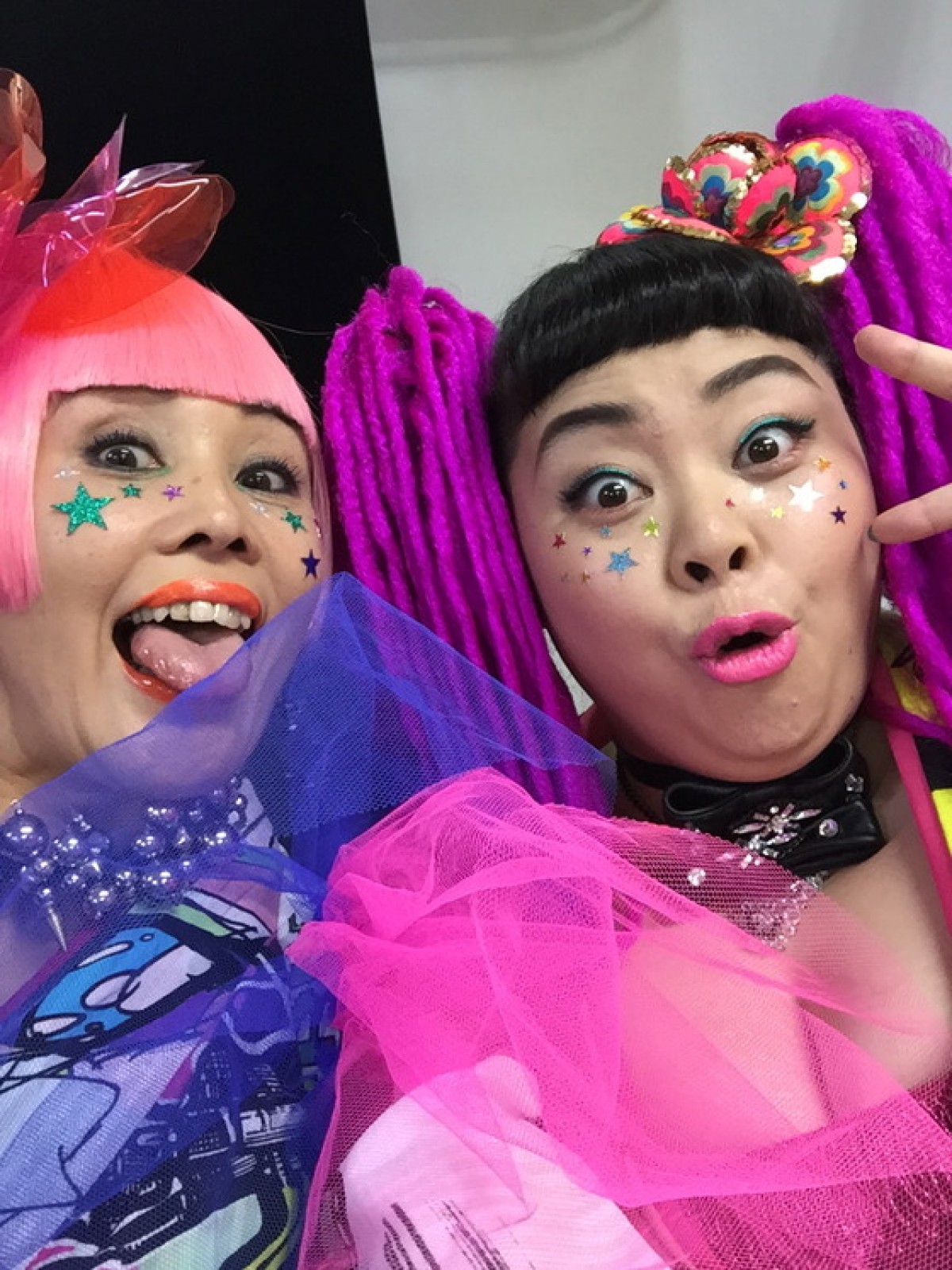 野沢直子&渡辺直美、目がチカチカするほど“派手”な親子2ショット