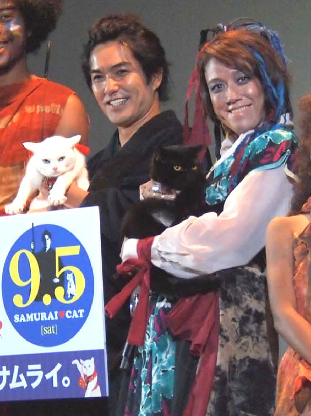 『猫侍』北村一輝、LiLiCoに壁ドン　人気猫・あなごがヤキモチ