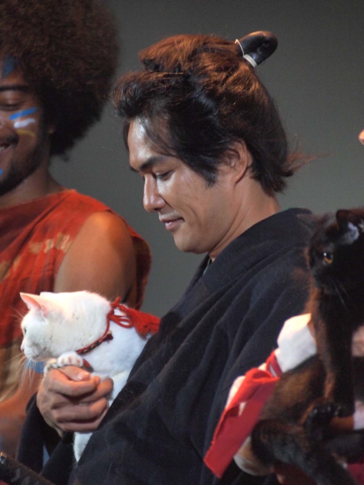 『猫侍』北村一輝、LiLiCoに壁ドン　人気猫・あなごがヤキモチ