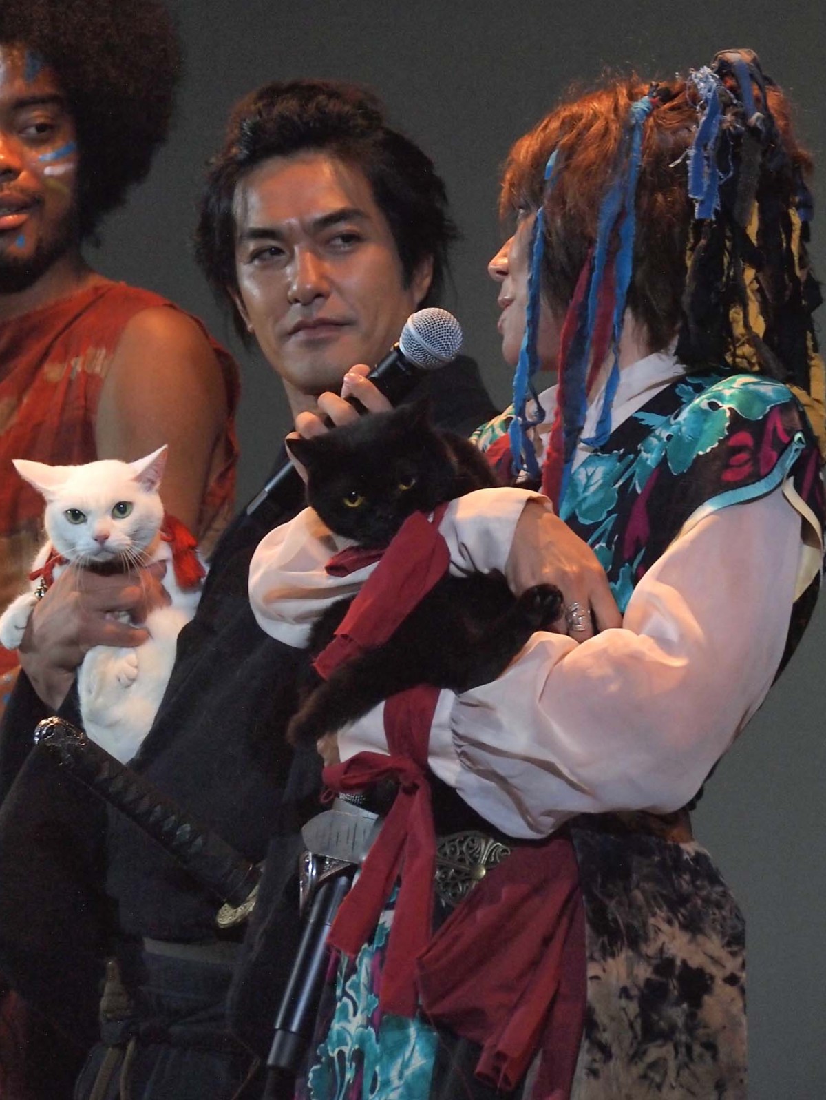 『猫侍』北村一輝、LiLiCoに壁ドン　人気猫・あなごがヤキモチ