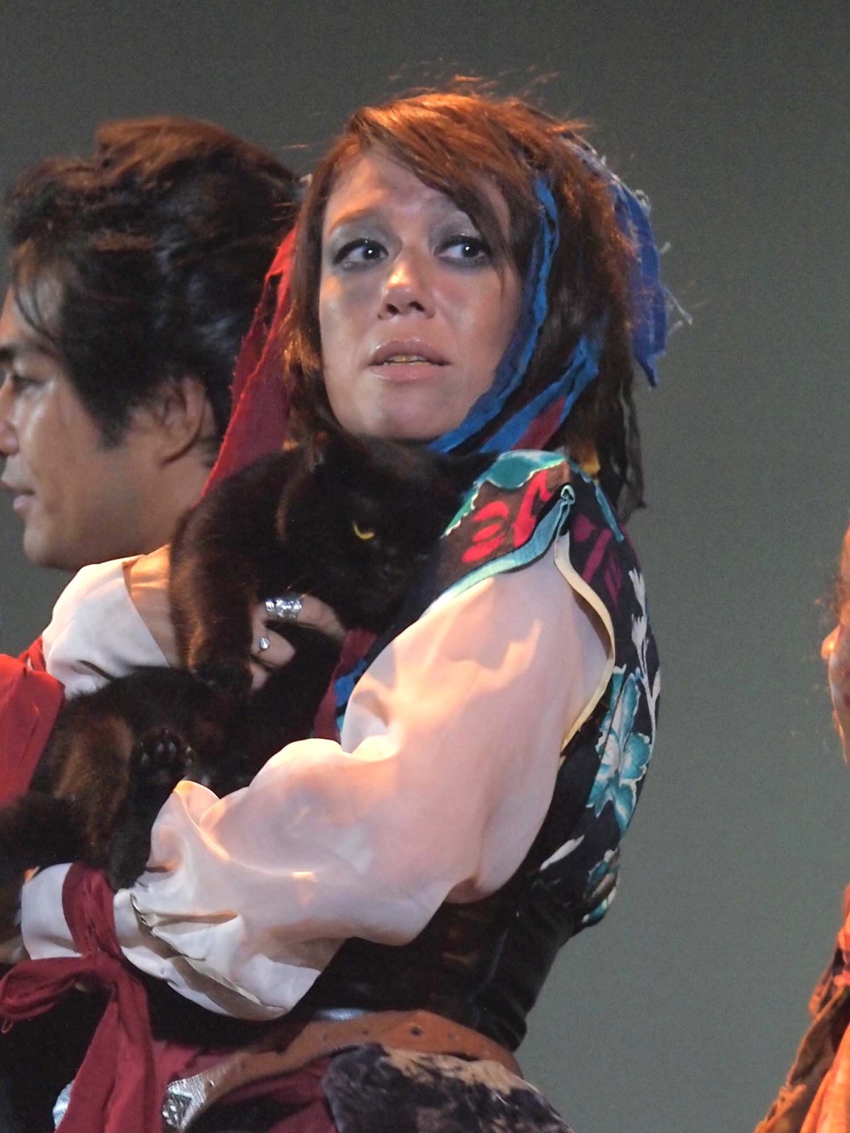 『猫侍』北村一輝、LiLiCoに壁ドン　人気猫・あなごがヤキモチ