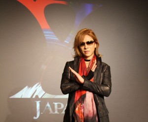 「X JAPAN」の代表として記者会見に登場したYOSHIKI