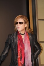 「X JAPAN」の代表として記者会見に登場したYOSHIKI