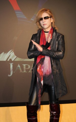 「X JAPAN」の代表として記者会見に登場したYOSHIKI