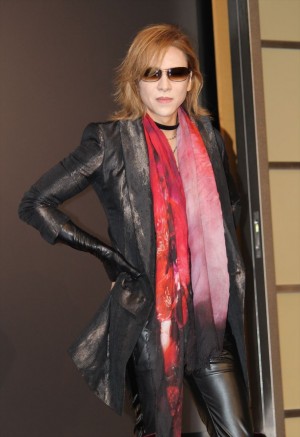 「X JAPAN」の代表として記者会見に登場したYOSHIKI